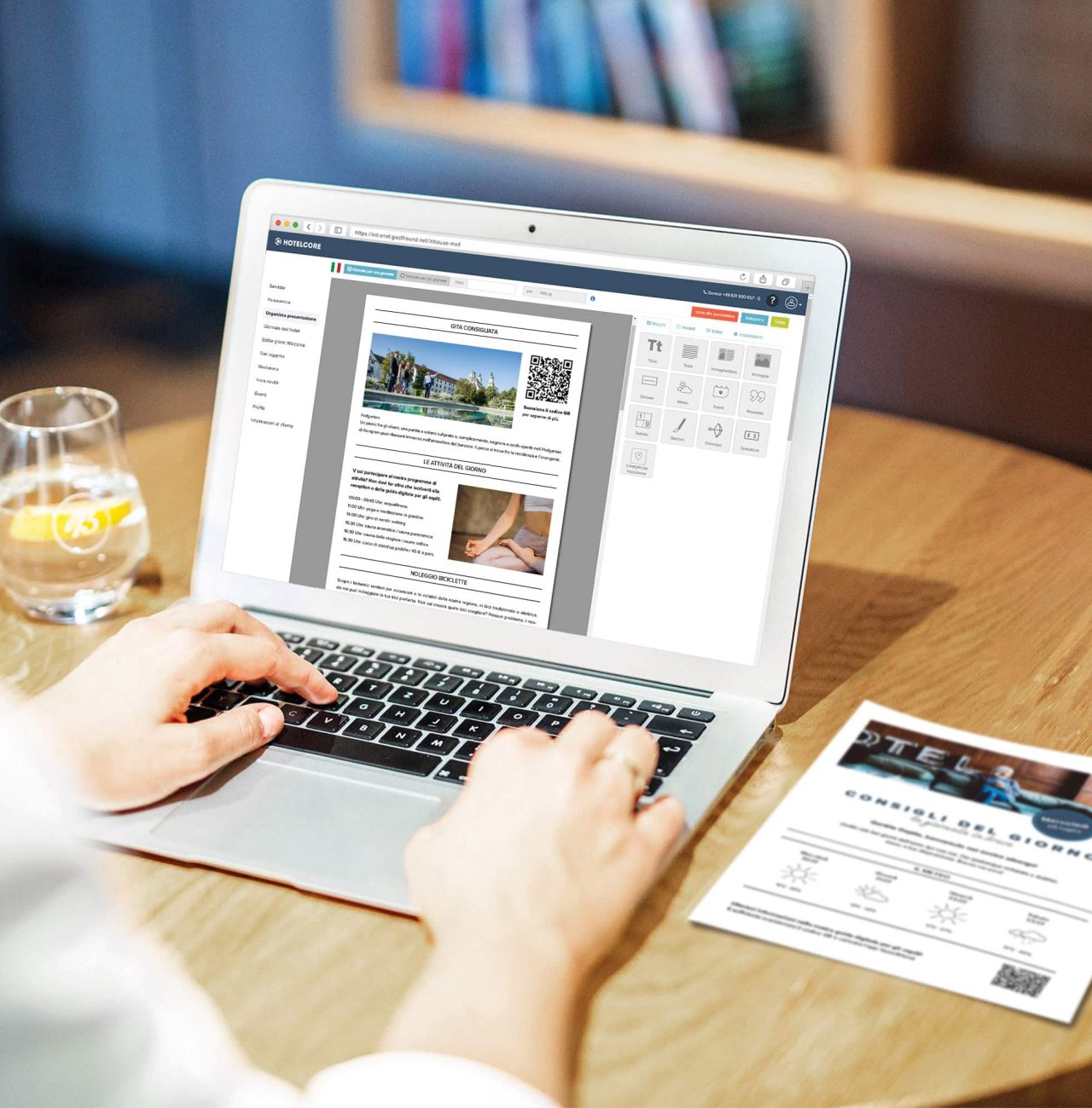 Un dipendente dell’hotel crea il Giornale dell’hotel sul portatile usando l’online editor con la funzione drag-and-drop di Hotelcore